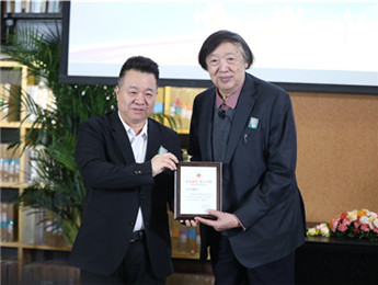 春光旖旎，我們?nèi)缂s而至