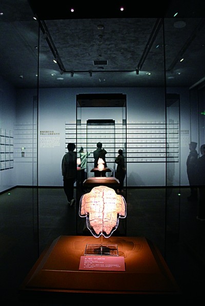 殷墟博物館新館展出的商代刻辭卜甲。安陽市委宣傳部供圖