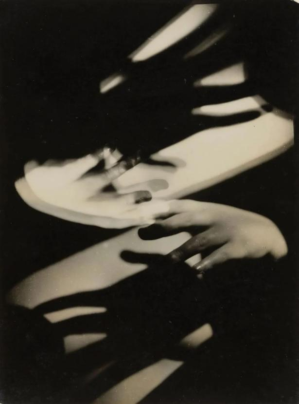 曼·雷作品（資料圖）。達(dá)達(dá)主義興起于一戰(zhàn)時(shí)期，超現(xiàn)實(shí)主義則興起于一戰(zhàn)之后，這兩個(gè)藝術(shù)流派受其所處社會(huì)背景的影響，藝術(shù)理念傾向于拒絕舊秩序，以徹底瓦解舊秩序，此外，受到弗洛伊德精神分析的影響，他們?cè)谵饤夁壿嬇c理性約束的同時(shí)，還喜歡把毫不相干的事物湊在一起，力圖使夢(mèng)境與現(xiàn)實(shí)相統(tǒng)一，因而呈現(xiàn)出神秘與怪誕的特點(diǎn)。曼·雷是達(dá)達(dá)主義和超現(xiàn)實(shí)主義運(yùn)動(dòng)的活躍成員，其作品反映了這兩個(gè)運(yùn)動(dòng)的精神和理念。他對(duì)攝影的傳統(tǒng)觀念進(jìn)行了全面的顛覆和創(chuàng)新，將攝影從一種記錄現(xiàn)實(shí)的媒介轉(zhuǎn)變?yōu)橐环N表達(dá)個(gè)人思想和情感的藝術(shù)形式。他的創(chuàng)見影響了包括杉本博司在內(nèi)的眾多攝影藝術(shù)家。