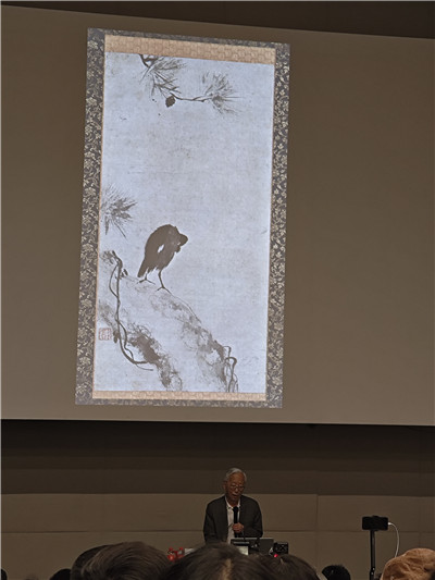 杉本博司在開幕對(duì)談現(xiàn)場展示牧溪畫作