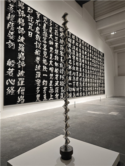 裝置《反重力結(jié)構(gòu)》。作為日本代表性的奈良時(shí)代木質(zhì)建筑之一，當(dāng)麻寺東塔在1902年經(jīng)過整體修繕，用新材料替換下部分受損的建材。這些古木材的嵌合支撐起屹立的佛塔，承受并消解了超過千年時(shí)間沉淀的分量。這種抵抗地心吸引的力量象征令杉本博司著迷，藝術(shù)家試圖通過攝影重建這座佛塔，再現(xiàn)抵御重力的構(gòu)造之美。