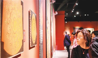 觀眾在觀看拿破侖時(shí)期宮殿的家具紋樣圖。  　　本文圖片由主辦方提供