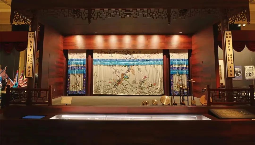 “梅綻東方——梅蘭芳在上?！碧卣宫F(xiàn)場搭建的梅蘭芳與王鳳卿登臺演出的新式劇場