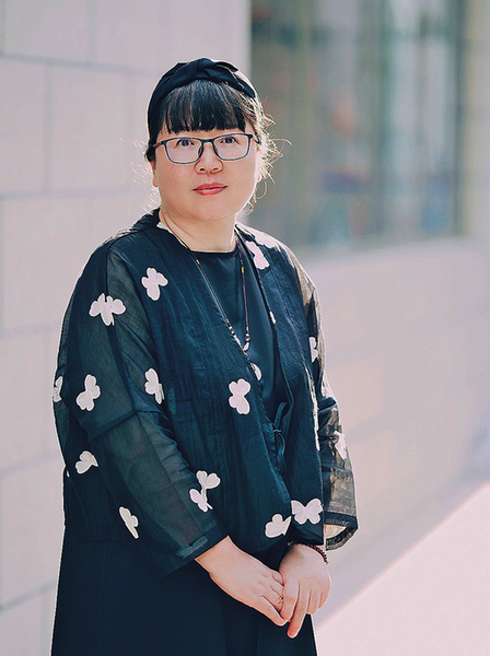 喬葉，北京老舍文學(xué)院專業(yè)作家，北京作協(xié)副主席，中國作協(xié)全委會(huì)委員。著有《寶水》《最慢的是活著》《認(rèn)罪書》《走神》等多部作品。曾獲茅盾文學(xué)獎(jiǎng)、魯迅文學(xué)獎(jiǎng)、華語文學(xué)傳媒大獎(jiǎng)、人民文學(xué)獎(jiǎng)、小說選刊年度大獎(jiǎng)等多個(gè)獎(jiǎng)項(xiàng)。《寶水》獲第十一屆茅盾文學(xué)獎(jiǎng)。