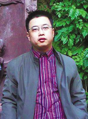 田耳，本名田永，湖南鳳凰人，1976年生。1999年開(kāi)始寫(xiě)作，迄今已在《收獲》《人民文學(xué)》《花城》《鐘山》《芙蓉》《作家》等雜志發(fā)表小說(shuō)七十余篇，計(jì)兩百余萬(wàn)字。其中包括長(zhǎng)篇小說(shuō)四部、中篇小說(shuō)二十部。作品多次入選各種選刊、年選和排行榜。結(jié)集出版作品十余種。曾獲魯迅文學(xué)獎(jiǎng)、人民文學(xué)獎(jiǎng)、華語(yǔ)文學(xué)傳媒大獎(jiǎng)、華語(yǔ)青年作家獎(jiǎng)、郁達(dá)夫文學(xué)獎(jiǎng)、金短篇小說(shuō)獎(jiǎng)、聯(lián)合文學(xué)新人獎(jiǎng)等重要文學(xué)獎(jiǎng)項(xiàng)十余次?，F(xiàn)供職于廣西大學(xué)君武文化研究院。主要著作有：《被猜死的人》《長(zhǎng)壽碑》《環(huán)線車》《風(fēng)蝕地帶》《一個(gè)人張燈結(jié)彩》《夏天糖》《一天》《姓田的樹(shù)們》《金剛四拿》等。