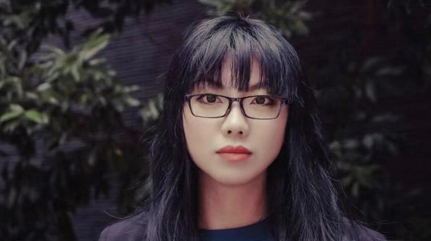 周潔茹，1976年出生于江蘇常州，15歲開(kāi)始寫(xiě)作并發(fā)表，出版有長(zhǎng)篇小說(shuō)《小妖的網(wǎng)》《中國(guó)娃娃》、小說(shuō)集《你疼嗎》、隨筆集《請(qǐng)把我留在這時(shí)光里》等