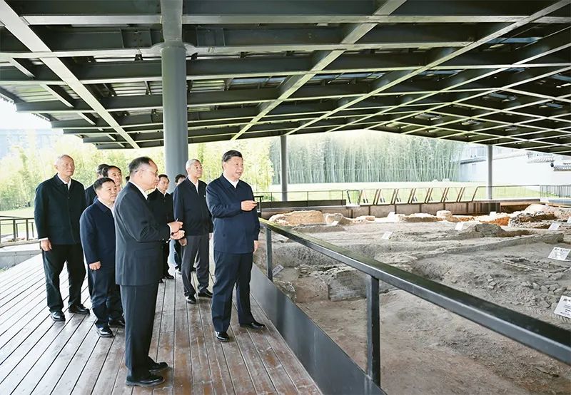 2023年10月10日至13日，中共中央總書記、國家主席、中央軍委主席習(xí)近平在江西考察。這是11日上午，習(xí)近平在景德鎮(zhèn)市陶陽里歷史文化街區(qū)南麓遺址考察。 新華社記者 謝環(huán)馳/攝