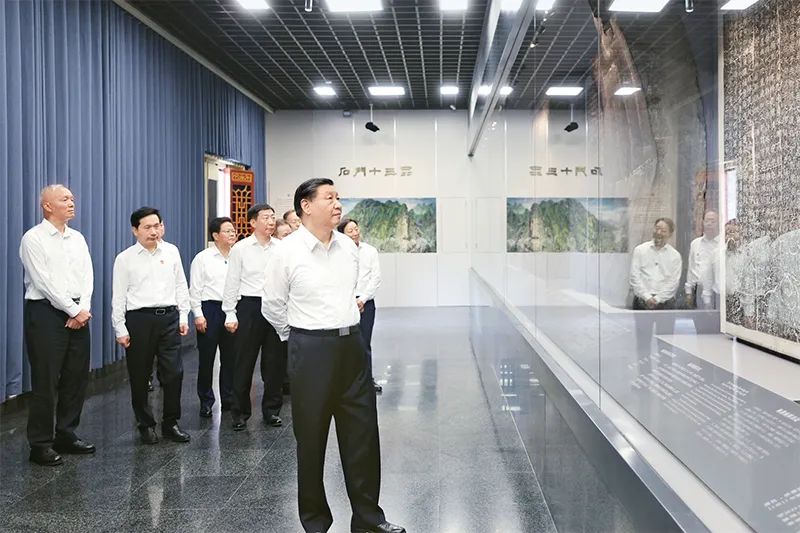 2023年7月29日，中共中央總書記、國家主席、中央軍委主席習(xí)近平在四川考察結(jié)束返京途中，來到陜西省漢中市考察。這是習(xí)近平參觀漢中市博物館有關(guān)歷史文物展陳。 新華社記者 鞠鵬/攝