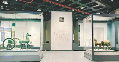 　貴州興仁出土（左）與興義出土（右）的東漢銅車馬。