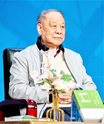 劉心武，曾任《人民文學》主編。代表作有短篇小說《班主任》、長篇小說《鐘鼓樓》（獲第二屆茅盾文學獎）、散文集《也曾隔窗窺新月》《我眼中的建筑與環(huán)境》《劉心武妙品紅樓夢》等