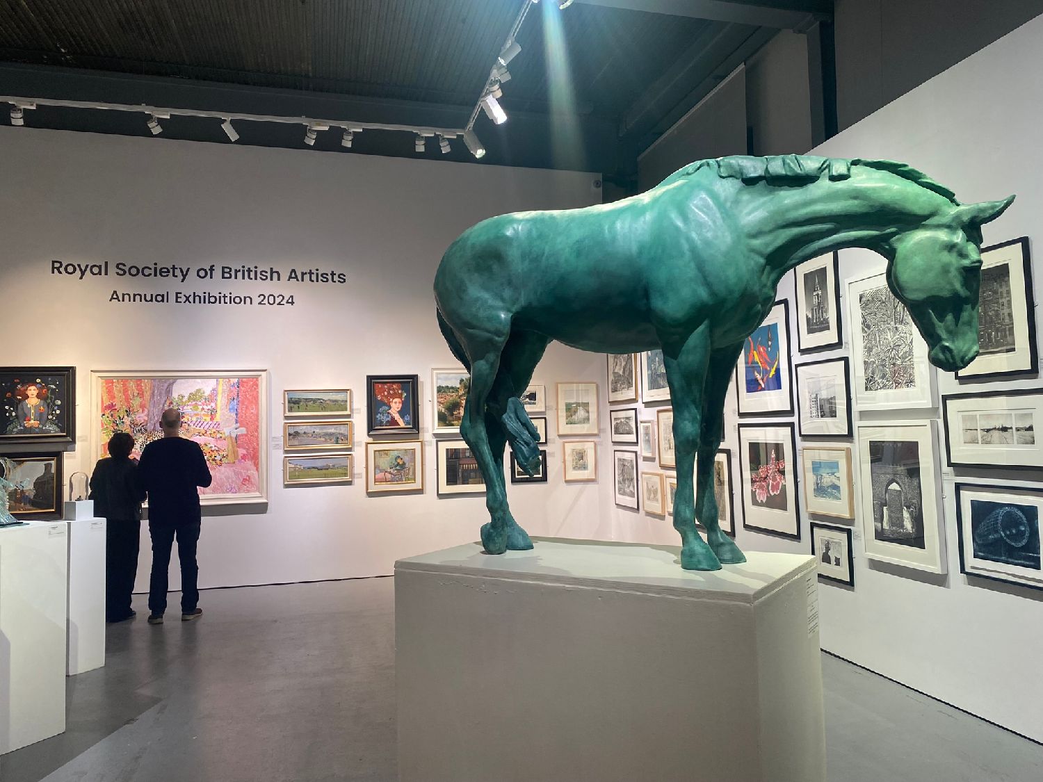 英國(guó)皇家藝術(shù)家學(xué)會(huì)2024年度展覽在倫敦摩爾畫廊舉行。