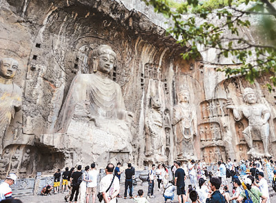 　河南洛陽龍門石窟景區(qū)游人如織，人們來此領(lǐng)略千年石窟石刻造像藝術(shù)的獨特魅力，探訪歷史文化遺產(chǎn)的美妙意境。 　　黃政偉攝（人民圖片）