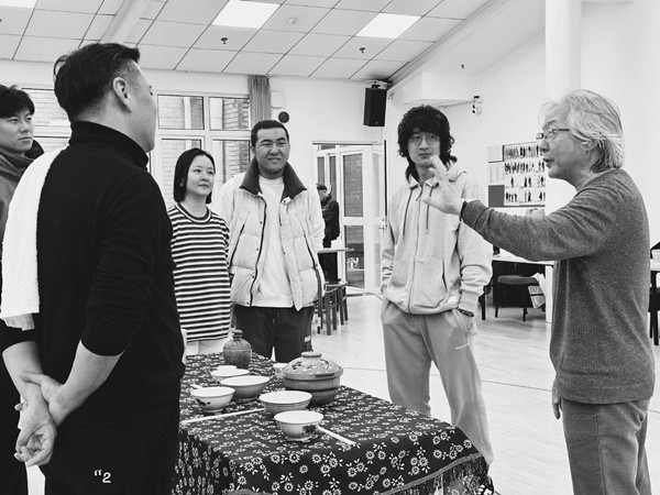 王曉鷹(右一)在指導(dǎo)演員排練 王維帥 攝