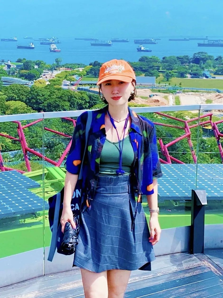 顧拜妮：生于一九九四年，中國人民大學(xué)文學(xué)寫作方向碩士在讀。十四歲開始發(fā)表作品，二十歲小說在《收獲》雜志刊發(fā)，作品見于《中國作家》《花城》《小說月報(bào)》《海外文摘》《中篇小說選刊》等刊，作品入選第五屆城市文學(xué)排行榜，獲中國現(xiàn)代文學(xué)館第一屆（2022年度）《青春之歌》獎(jiǎng)學(xué)金。著有小說集《我一生的風(fēng)景》。曾從事寫作教師、圖書策劃等工作，二十三歲起在《山西文學(xué)》策劃并主持新銳欄目“步履”。