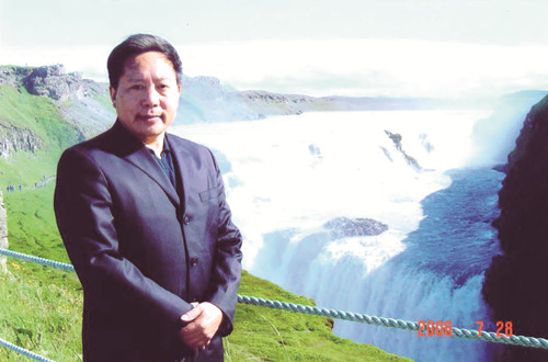 李傳鋒，湖北省鶴峰縣人，土家族作家。曾任《湖北文藝》編輯部主任、《長江文藝》小說組組長、《今古傳奇》主編、湖北省文聯(lián)黨組書記等職，曾獲全國民族團(tuán)結(jié)進(jìn)步先進(jìn)個人稱號。1986年加入中國作家協(xié)會，著有鄉(xiāng)村小說、動物小說、歷史小說、散文、文藝評論等近千萬字。短篇小說《退役軍犬》獲第二屆（1981—1984年）全國少數(shù)民族文學(xué)創(chuàng)作獎，長篇小說《白虎寨》獲第十一屆（2012—2015）全國少數(shù)民族文學(xué)創(chuàng)作駿馬獎，另有作品獲湖北省“屈原文藝獎”、重慶市“五個一工程”獎等。本期刊發(fā)青年評論家華珉朗、黃煜榕對李傳鋒的采訪。