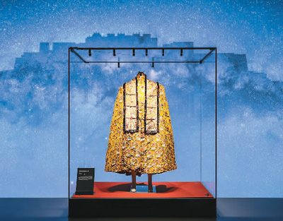 　清代金寶地花卉紋斗篷。 　　中國大運(yùn)河博物館供圖