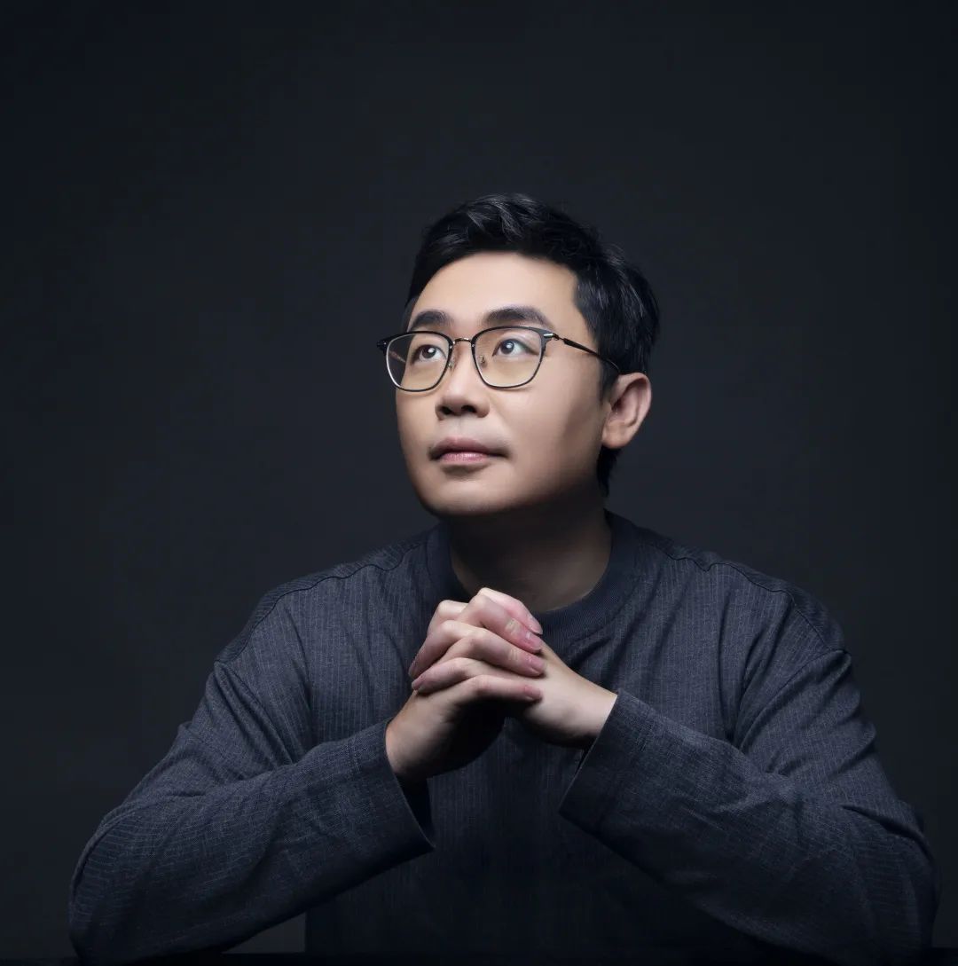 蔡崇達(dá)，青年作家，福建泉州人，曾任《中國新聞周刊》執(zhí)行主編。出版有非虛構(gòu)作品集《皮囊》、長篇小說《命運(yùn)》等。作品被翻譯成英語、俄羅斯語、葡萄牙語、韓語等語種，在十幾個(gè)國家、地區(qū)發(fā)行，至今發(fā)行近600萬冊。