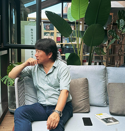  任白，吉林省吉林市人，詩(shī)人、作家。吉林省作家協(xié)會(huì)副主席、中國(guó)詩(shī)歌學(xué)會(huì)理事。出版詩(shī)集《耳語(yǔ)》《任白詩(shī)選》《情詩(shī)與備忘錄》《靈魂的債務(wù)》和中短篇小說(shuō)集《失語(yǔ)》。現(xiàn)居吉林省長(zhǎng)春市。