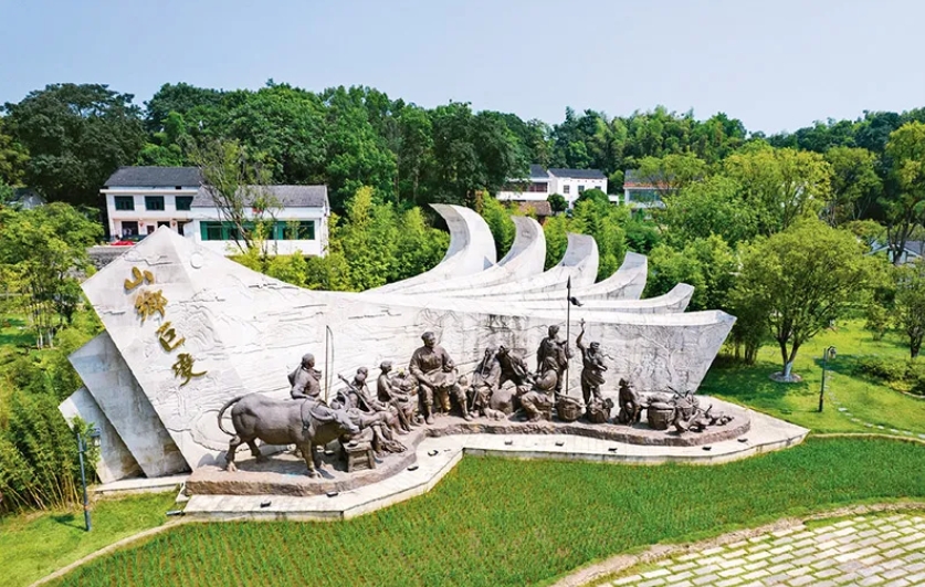 1955年秋，47歲的周立波整理行裝，從北京一路南下，舉家搬回老家湖南益陽清溪村。67年后，在這里，中國作家協(xié)會啟動了“新時代山鄉(xiāng)巨變創(chuàng)作計劃”和“新時代文學(xué)攀登計劃”兩項重大文學(xué)行動。圖為2022年8月1日拍攝的湖南省益陽市清溪村清溪廣場。 新華社記者 陳思汗/攝