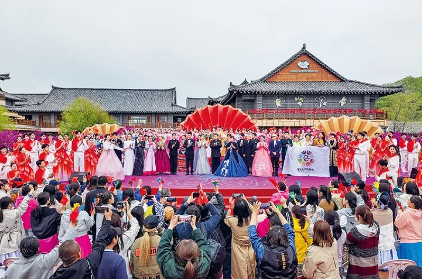 十年來，文藝工作者服務(wù)基層成為常態(tài)。2024年5月10日，由中國文聯(lián)、吉林省委宣傳部、中國文藝志愿者協(xié)會主辦的“東方唱響——中國文聯(lián)文藝志愿服務(wù)團走進吉林延邊東方第一村文藝演出”，在有“東方第一村”美譽的延邊州琿春市敬信鎮(zhèn)防川村舉行。圖為演出現(xiàn)場。 中國文聯(lián)供圖