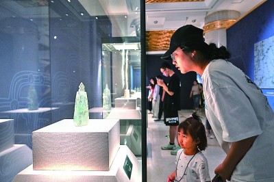 5月18日，參觀者在內(nèi)蒙古呼和浩特市的呼和浩特博物館“問蜀——東周時期的蜀文化展”上觀看展品。 新華社記者 貝赫攝