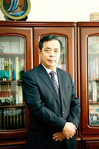 老藤，本名滕貞甫，遼寧省政協(xié)文史委副主任。出版長篇小說《刀兵過》《北障》《北愛》《草木志》等11部，小說集《熬鷹》《無雨遼西》等8部，隨筆集《儒學筆記》等3部，“老藤作品典藏（15卷）”。曾獲全國“五個一工程”獎、東北文學獎、百花文學獎等，作品多次入選各種年榜及選本，以多種文字譯介到國外。