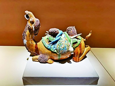 三彩載物臥駝俑。本報(bào)記者 李潔攝/光明圖片