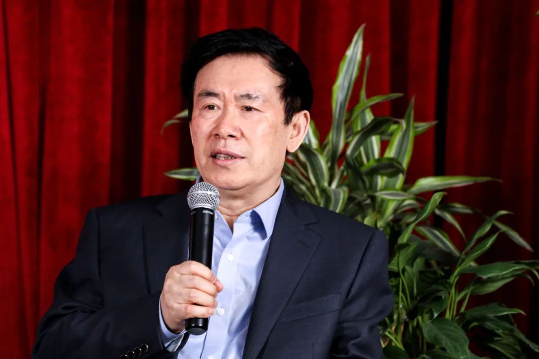 張煒，山東省棲霞市人。中國(guó)作家協(xié)會(huì)副主席。1975 年開始發(fā)表作品。2020 年出版《張煒文集》50 卷。作品譯入 40 余種文字。著有長(zhǎng)篇小說(shuō)《古船》《九月寓言》《刺猬歌》《外省書》《你在高原》《獨(dú)藥師》《艾約堡秘史》《河灣》《去老萬(wàn)玉家》等 23 部；另有詩(shī)學(xué)專著多部、詩(shī)集和長(zhǎng)詩(shī)十余部。作品獲“百年百種優(yōu)秀中國(guó)文學(xué)圖書”、“世界華語(yǔ)小說(shuō)百年百?gòu)?qiáng)”、茅盾文學(xué)獎(jiǎng)、中國(guó)出版政府獎(jiǎng)、中華優(yōu)秀出版物獎(jiǎng)、中國(guó)作家出版集團(tuán)特別獎(jiǎng)、南方傳媒杰出作家獎(jiǎng)、京東文學(xué)獎(jiǎng)、中國(guó)長(zhǎng)詩(shī)特別獎(jiǎng)等。