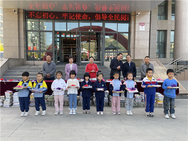 中國(guó)作協(xié)、中華文學(xué)基金會(huì)和臨潭縣圖書(shū)館攜手舉辦的繪本圖書(shū)捐贈(zèng)儀式