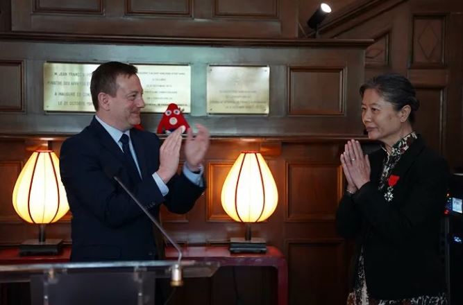 法國駐華大使白玉堂為作家王安憶頒發(fā)了法國國家榮譽軍團騎士勛章。圖片來源：法國領(lǐng)事館