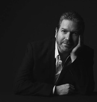 學(xué)者，現(xiàn)任美國(guó)加州大學(xué)洛杉磯分校（UCLA）教授兼中國(guó)研究中心主任。主要著作有《光影言語(yǔ)：當(dāng)代華語(yǔ)片導(dǎo)演訪談錄》《電影的口音：賈樟柯談賈樟柯》等。