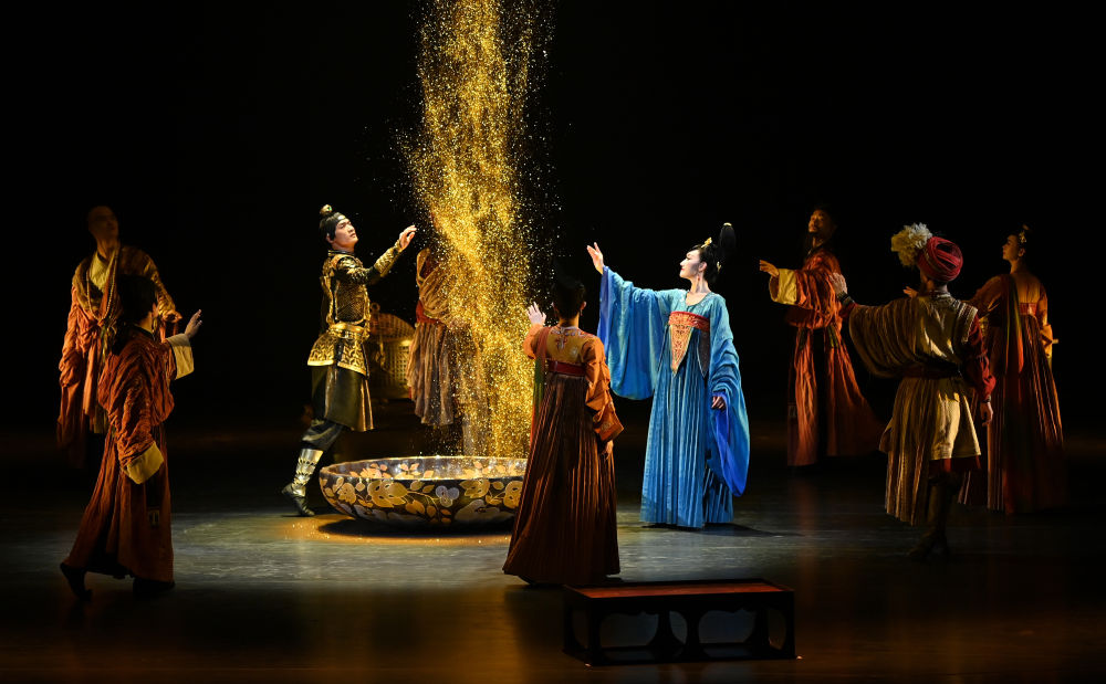 這是2024年2月11日在西安長(zhǎng)安樂·一帶一路文化藝術(shù)中心拍攝的《無界·長(zhǎng)安》演出現(xiàn)場(chǎng)。新華社記者 劉瀟 攝