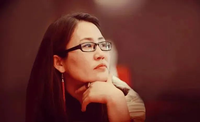 娜仁高娃，蒙古族，中國作家協(xié)會會員。著有短篇小說《醉陽》《熱戀中的巴岱》、長篇小說《影》等，其中小說集《七角羊》入選中國作家協(xié)會“中國少數(shù)民族文學(xué)之星叢書”。曾獲2018年《草原》文學(xué)獎、第十二屆內(nèi)蒙古自治區(qū)文學(xué)創(chuàng)作“索龍嘎”獎、2020年《民族文學(xué)》年度獎；中篇小說《裸露的山體》入選中國當(dāng)代文學(xué)研究會年榜、中國小說學(xué)會2023年度中國好小說榜。