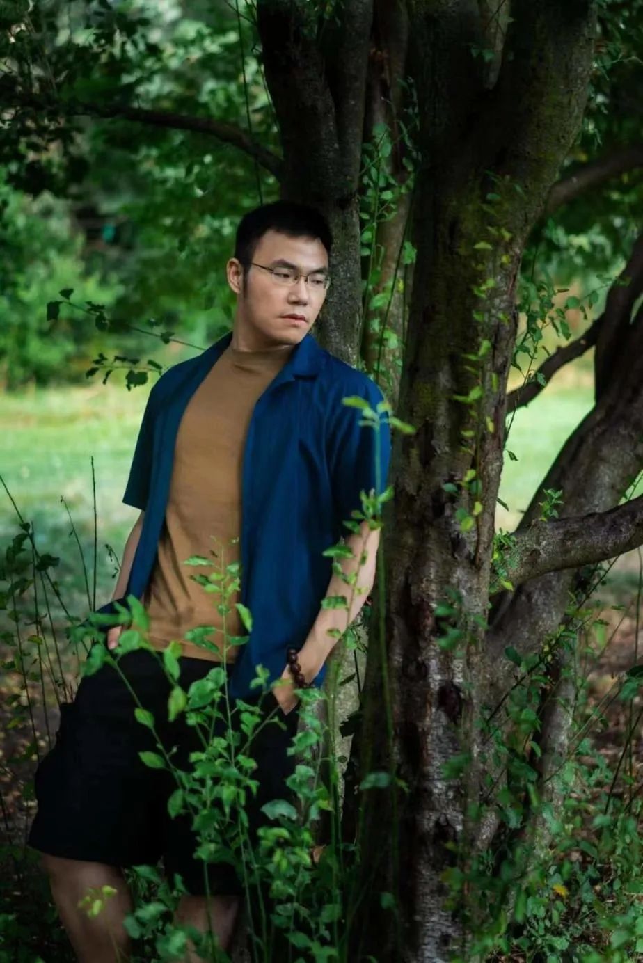 伯竑橋1997年生，青年寫作者，兼事文學(xué)批評，先后畢業(yè)于武漢大學(xué)中文系，英國倫敦大學(xué)學(xué)院，現(xiàn)為清華大學(xué)中文系博士生。作品散見《詩刊》《星星》等期刊，曾獲櫻花詩賽獎，華語大學(xué)生短詩大賽獎，第五屆草堂詩歌獎“年度青年詩人獎”等獎項。