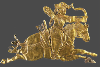 唐吐蕃時期騎射形金飾片。  　　青海省海西州民族博物館供圖