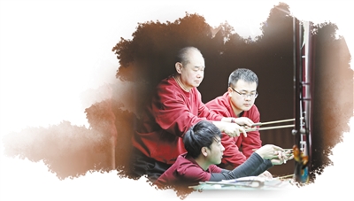 　圖為在中國非遺館內(nèi)，非遺傳承人現(xiàn)場表演北京皮影戲。 　　中國非遺館供圖