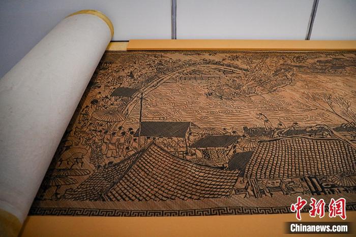 徐建元創(chuàng)作的竹編畫《清明上河圖》。徐峻杰 攝