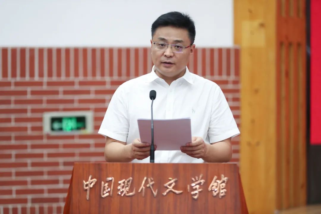 中國社科院民族文學研究所研究員劉大先宣讀獲獎名單及授獎詞