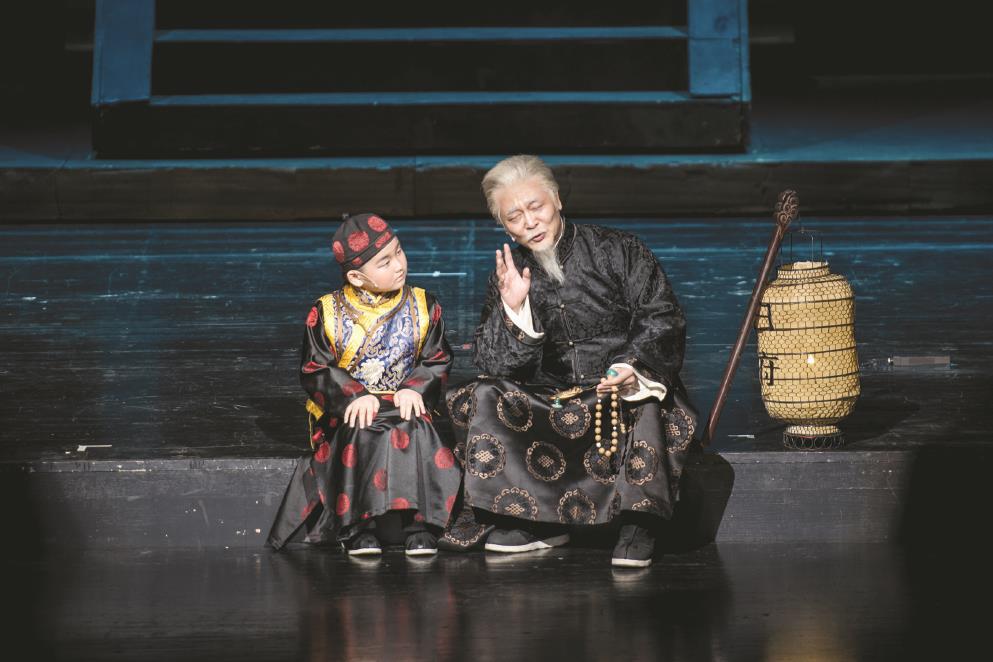 與電視劇《大宅門》對時代的全景式展現(xiàn)不同，話劇更加緊扣“大宅門”的主題，以“七爺”白景琦為核心，描畫了大宅門內(nèi)眾生的喜怒哀樂和沉浮起落。圖為中國國家話劇院制作演出的話劇《大宅門》演出照。（演出方供圖）