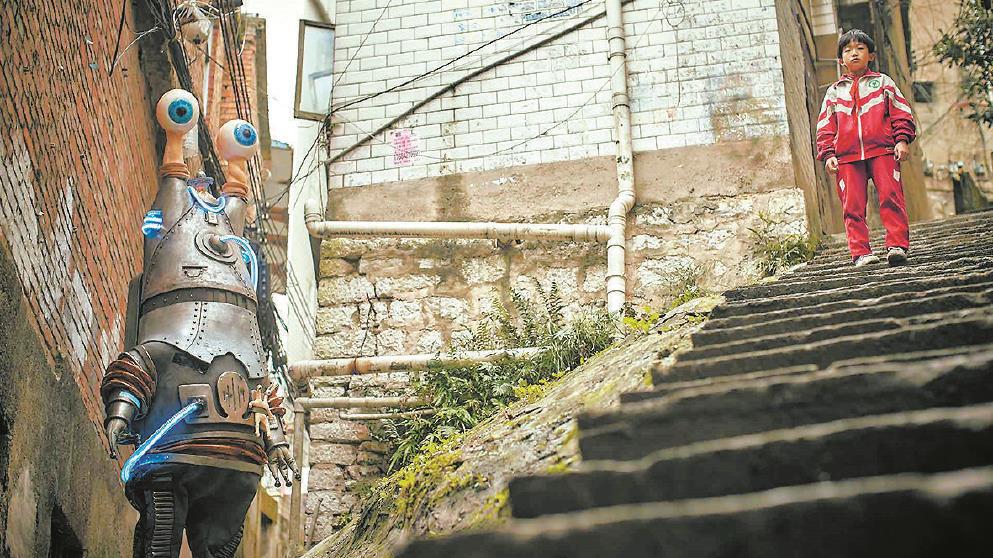 《朱同在三年級丟失了超能力》展現(xiàn)了一個三年級小學生“漫長”的一天，呈現(xiàn)一種散文化敘事。