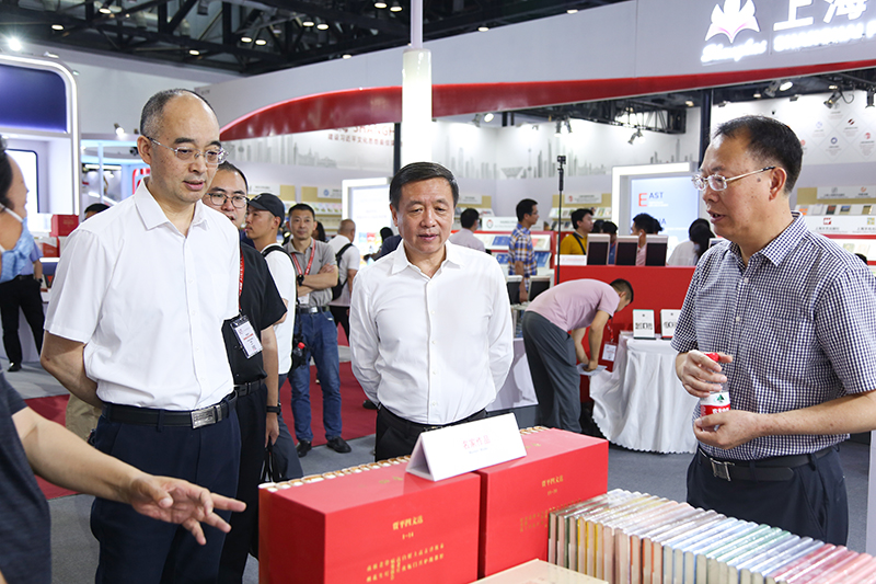 張宏森參觀“中國(guó)作家館”