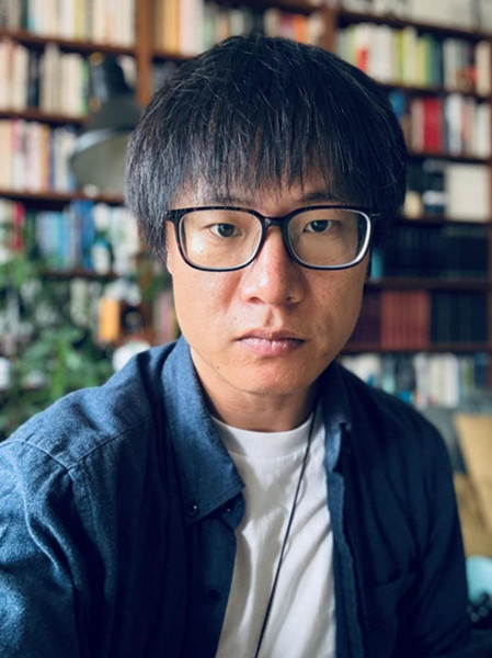 李晁，1986年生于湖南，現(xiàn)居貴陽。2007年發(fā)表小說，獲《上海文學(xué)》新人獎(jiǎng)、紫金·人民文學(xué)之星獎(jiǎng)、《作家》金短篇獎(jiǎng)、華語青年作家獎(jiǎng)、十月文學(xué)獎(jiǎng)等，有小說入選收獲文學(xué)榜，出版小說集《霧中河》等三部。