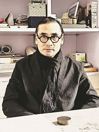 劉萬鳴 1989年畢業(yè)于天津美術(shù)學(xué)院，1995年就讀于中國藝術(shù)研究院美術(shù)學(xué)研究生課程班?，F(xiàn)任全國政協(xié)委員、民盟中央委員、中國美術(shù)家協(xié)會副主席、中國國家畫院院長。2012年獲中國青年藝術(shù)家提名獎，2014年入選國家百千萬人才工程授予“有突出貢獻(xiàn)中青年專家”稱號，中宣部2017年文化名家暨“四個一批”人才，中組部國家高層次人才特殊支持計(jì)劃領(lǐng)軍人才“萬人計(jì)劃”。中國畫作品曾入選全國美展、全國畫院展及省部級展覽，獲得金、銀、銅、優(yōu)秀等獎項(xiàng)十余次。積極參與國家主題性創(chuàng)作，作為第一作者完成《遣唐使》《西電東送、西氣東輸工程》《黃河擺渡人》《南水北調(diào)工程》等中國畫作品?！吨袊嬚摗芬粫鵀槠胀ǜ叩葘W(xué)校藝術(shù)學(xué)科新形態(tài)重點(diǎn)規(guī)劃教材。曾在中國國家博物館等國家級展館舉辦個展，作品被中國美術(shù)館、中國國家博物館、中國藝術(shù)研究院等國家級單位收藏。