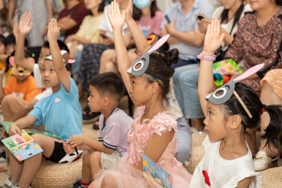 小朋友們?cè)谡憬瓕幉▓D書(shū)館參與沉浸式繪本劇《森林圖書(shū)館》。寧波圖書(shū)館供圖