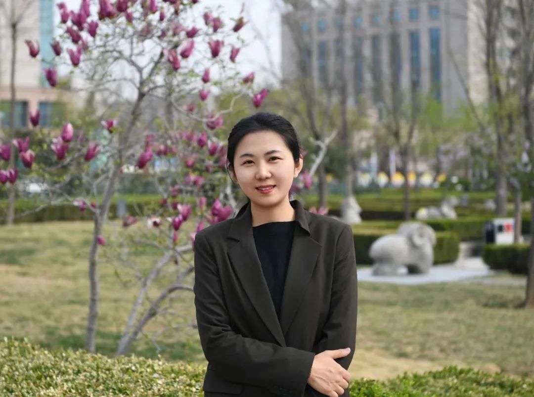 錢幸，山東泰安人，張煒工作室高級(jí)學(xué)員，法學(xué)碩士，北京師范大學(xué)與魯迅文學(xué)院聯(lián)辦文學(xué)創(chuàng)作專業(yè)研究生在讀。在《收獲》《江南》《芙蓉》《山東文學(xué)》《時(shí)代文學(xué)》等雜志發(fā)表小說八十余萬字，有小說被《小說月報(bào)》《中篇小說選刊》《新華文摘》等多次選載。中短篇小說集《冷靜期》入選2022年度“21世紀(jì)文學(xué)之星叢書”，曾獲“泰山文藝獎(jiǎng)”“山東文學(xué)獎(jiǎng)”等獎(jiǎng)項(xiàng)。