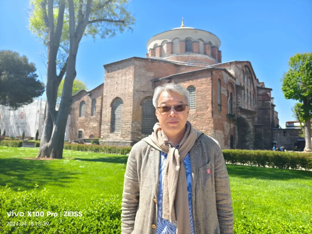 臧棣，1964 年生于北京?，F(xiàn)任教于北京大學(xué)中文系，北京大學(xué)中國(guó)詩(shī)歌研究院研究員。出版詩(shī)集《騎手和豆?jié){》《簡(jiǎn)單的人類(lèi)動(dòng)作入門(mén)》等。曾獲中國(guó)當(dāng)代十大杰出青年詩(shī)人、中國(guó)十大先鋒詩(shī)人、中國(guó)十大新銳詩(shī)歌批評(píng)家、當(dāng)代十大新銳詩(shī)人等，并多次應(yīng)邀參加國(guó)際詩(shī)歌節(jié)。