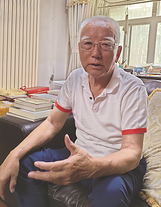 降邊嘉措 藏族，四川省甘孜藏族自治州巴塘縣人。1950年參加解放軍，經(jīng)歷了進軍西藏、解放西藏的全過程。1956年到北京民族出版社，從事藏文翻譯和編輯出版工作，直到1980年。1980年報考中國社會科學院民族文學研究所并被錄取，后來主要從事《格薩爾》史詩研究和翻譯工作。曾出版《〈格薩爾〉初探》《〈格薩爾〉的歷史命運》《〈格薩爾〉與藏族文化》《〈格薩爾〉論》等學術專著。主編有《格薩爾》藏文精選本（40卷、51冊）、《〈格薩爾〉大辭典》等。長篇小說《格桑梅朵》、報告文學《這里是紅軍走過的地方》分別獲得第一屆、第十一屆全國少數(shù)民族文學創(chuàng)作駿馬獎。