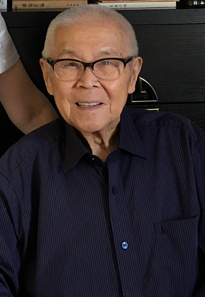 鈕驃，1933 年出生，國家級非物質(zhì)文化遺產(chǎn)項目京劇代表性傳承人。中國戲曲學院原副院長。