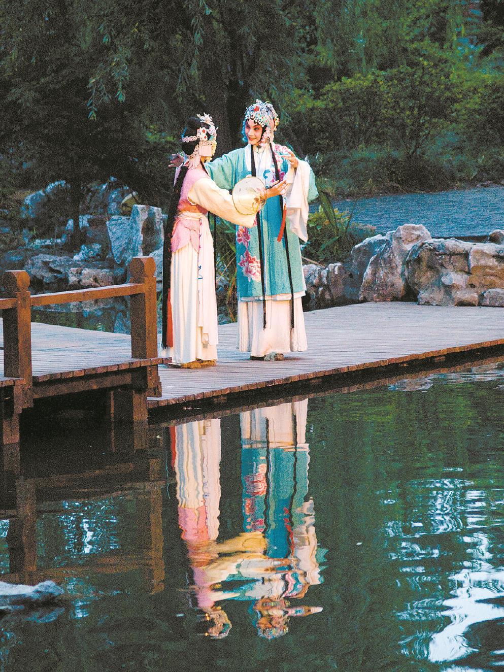 經(jīng)典戲曲常常與園林空間相關(guān)，諸如《牡丹亭》《西廂記》等。左圖為張軍昆曲藝術(shù)中心出品的實(shí)景園林昆曲《牡丹亭》。