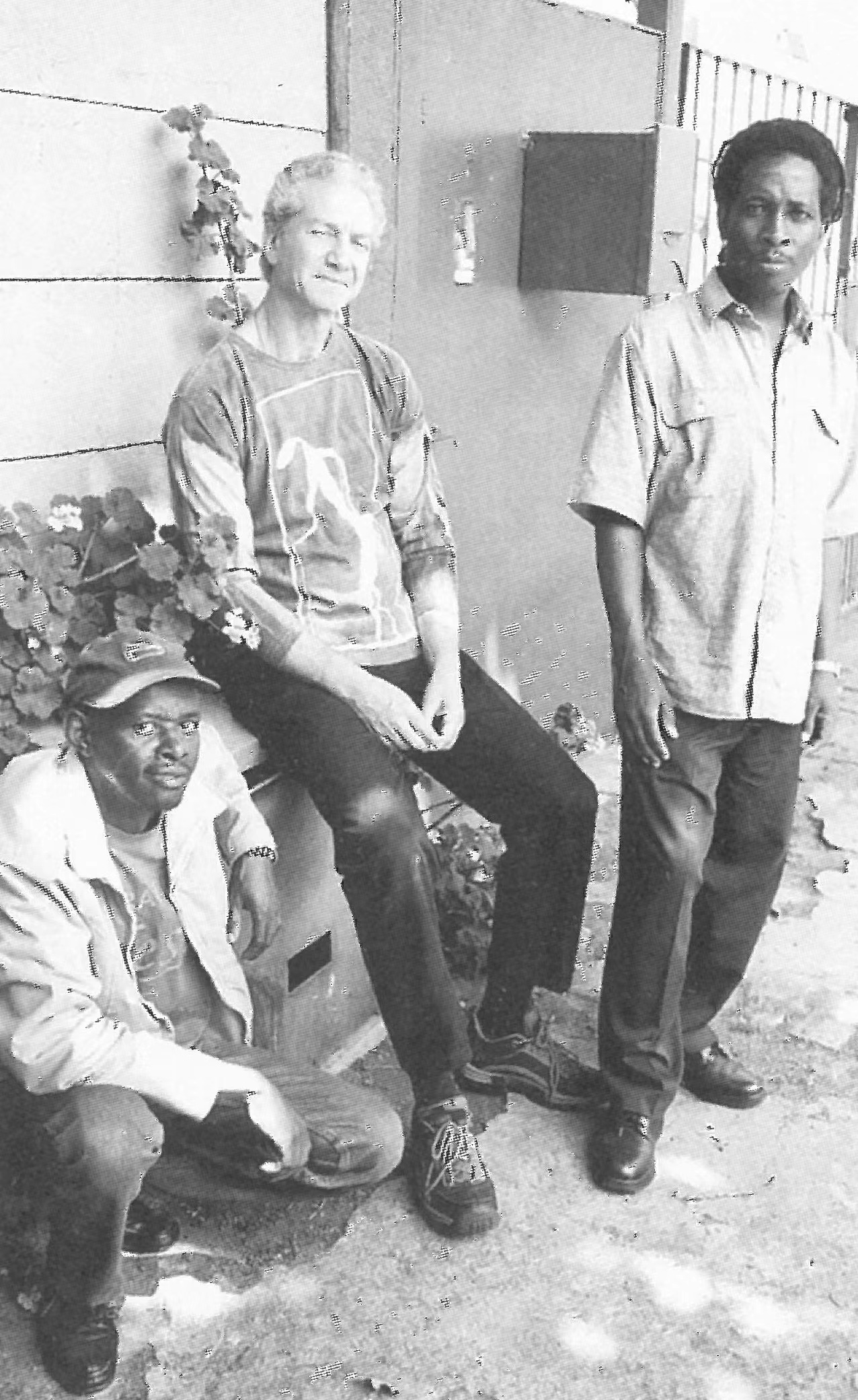 布噪噪雜志編輯，左為艾克·姆伊拉，中為阿倫·霍維茨，右為西菲弗·恩格溫雅。